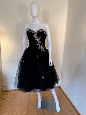 VTG Black Cocktail Boned Sweetheart Neckline Layered Tulle Knee-length Dress